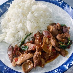ผัดกะเพราเครื่องในไก่ราดข้าว