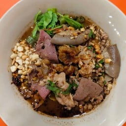 ก๋วยเตี๋ยวเรือหมูน้ำตกต้มยำจัดจ้าน