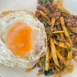 ข้าวเนื้อสับหน่อไม้โหระพา + ไข่ดาว
