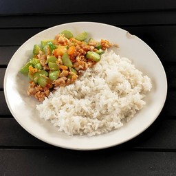 แตงกวาผัดไข่ราดข้าว