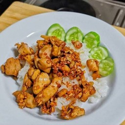ไก่กระเทียมราดข้าว