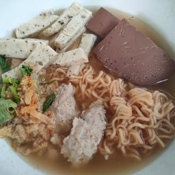 มาม่าทรงเครื่อง (หมูยอ หมูเด้ง)