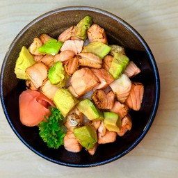 ข้าวแซลมอนอาโวคาโดเต๋าเบิร์น