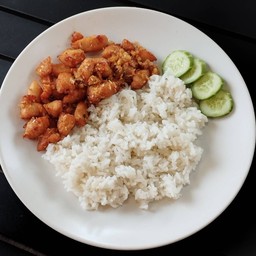 ไก่ทอดกระเทียมพริกไทยราดข้าว