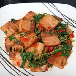 เบค่อนผัดกะเพราราดข้าว