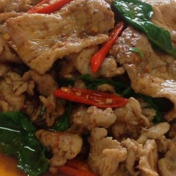 หมูชิ้นผัดพริกเผาราดข้าว