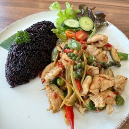 ข้าวอกไก่ผัดขี้เมา