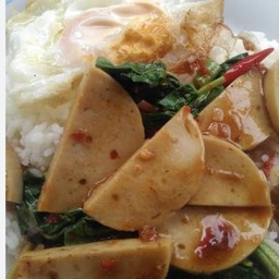 กระเพราหมูยอ-คลุกไข่เจียวราดข้าว