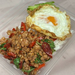 ข้าวกะเพราหมูสับ ฟรีไข่ดาว