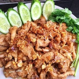 หมูชิ้นทอดกระเทียมราดข้าว