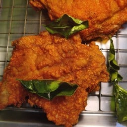 ไก่ทอดสมุนไพร ตลาดน้อยมมส