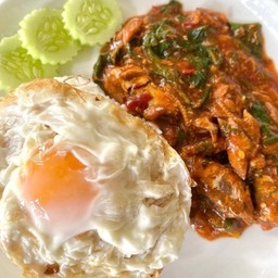 ข้าวกะเพราปลากระป๋อง + ไข่ดาว
