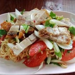 ยำมาม่าหมูกรอบ