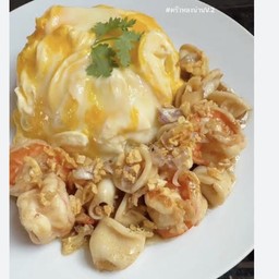 ข้าวไข่ข้นราดทะเลกระเทียม