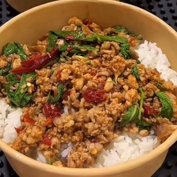 กระเพราหมูสับราดข้าว+ไข่ดาว