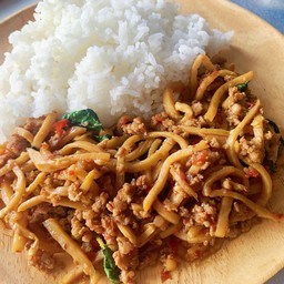 กะเพราหมูสับผัดหน่อไม้ราดข้าว