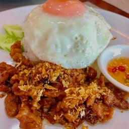 หมูทอดกระเทียมราดข้าว