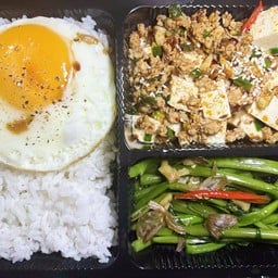[อร่อยซ่ากับโค้ก] ข้าวผัดเต้าหู้+ผัดผักบุ้งไฟเเดง+ไข่ดาว +  โค้ก ออริจินัล (กระป๋อง) 