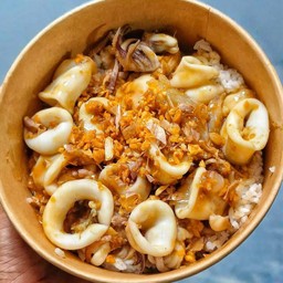 ข้าวปลาหมึกทอดกระเทียมพริกไทย