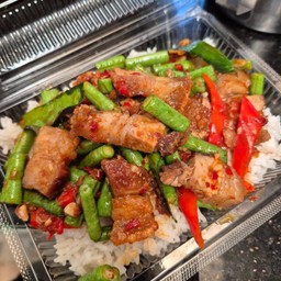 ผัดพริกแกงหมูสามชั้นทอด ราดข้าว