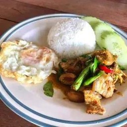ข้าวราดผัดเครื่องแกง-Fried with red curry
