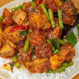 ข้าวหมูกรอบพริกแกง