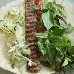 Koobideh Kebab with Bread (เนื้อย่างกับแป้งโรตี)