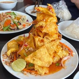 ยําเกี๊ยวกรอบ