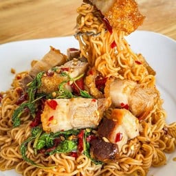 มาม่าแซ่บแห้งหมูกรอบ