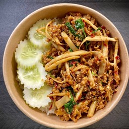 กะเพราเนื้อสับ หน่อไม้ดอง