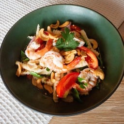 ยำยอดมะพร้าวกุ้งสด