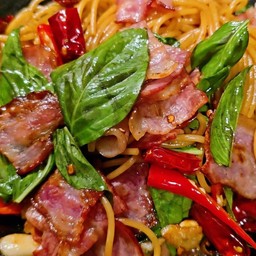 สปาเกตตี้พริกแห้งกระเทียมเบคอน