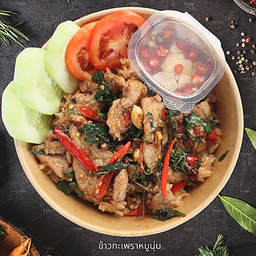 ข้าวคลุกซอสกะเพราหมูนุ่ม