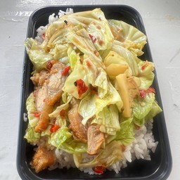 ผัดกะหล่ำหมูสามชั้นทอด ราดข้าว