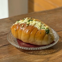 Shio-Pan ครีมชีสนัวๆ หอมม เนยกระเทียม