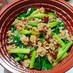 ผัดคะน้าหมูสับ ราดข้าว