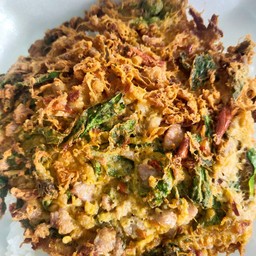 ไข่เจียวกระเพาราดข้าว