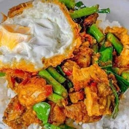 ข้าวพริกแกงหมูกรอบ+ไข่ดาว