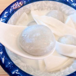 บัวลอยงาดำนมสด (4ลูก)