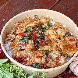 ข้าวกะเพราหมูสามชั้น