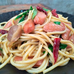 สปาเกตตี้พริกแห้งใส้กรอก