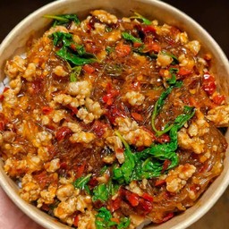 ข้าวกะเพราเนื้อสับวุ้นเส้น