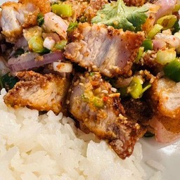 ข้าวยำหมูกรอบ