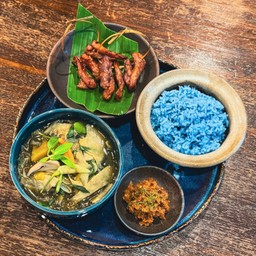 Set A  แกงหน่อไม้+หมูพวง+แจ่วบอง+ข้าวหุงอัญชัน 1 ถ้วย