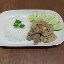 ข้าวกระเทียมเครื่องในรวม