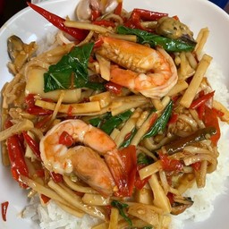 ข้าวกะเพรากุ้งหน่อไม้