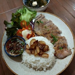 ข้าวสเต็กเนื้อย่างน้ำจิ้มแจ่ว