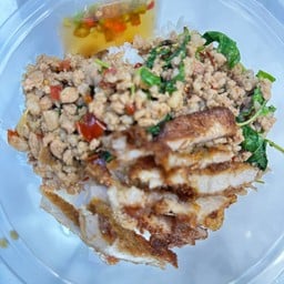 ข้าวราดผัดกะเพราหมูสับ+ท้อปปิ้งหมูสามชั้นทอด