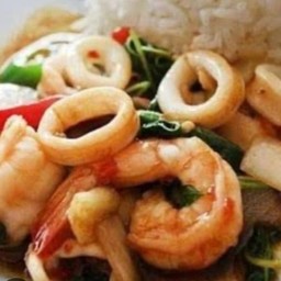 ข้าวราดผัดกระเพราทะเล