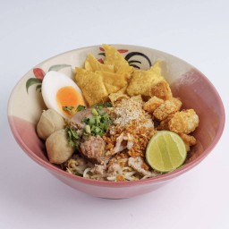 ก๋วยเตี๋ยวแห้งต้มยำหมูมะนาวไข่หวาน